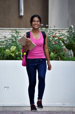 Farklı bir kız öğrenci yürüyüşü.