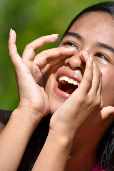 Pěkná náctiletých křičící žena — Stock fotografie