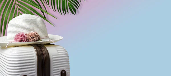 Summer Concept Hat Luggage Tropical Leaves Copy Space — Stock Photo, Image