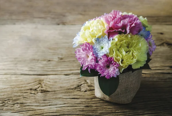 Nelken Und Chrysanthemenblüten Topf Auf Altem Holz Hause — Stockfoto