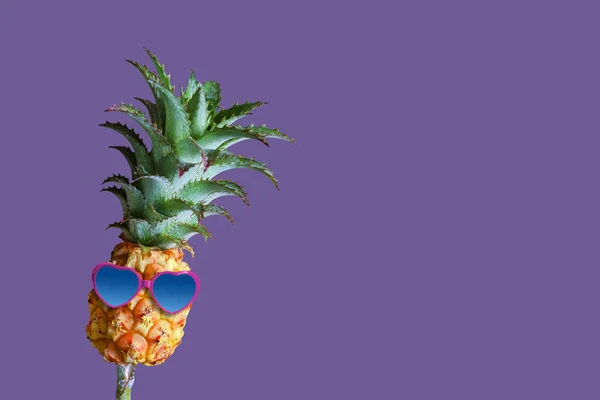 Minimal Sommaren Begreppet Ananas Och Solglasögon Violett Bakgrund Med Kopia — Stockfoto