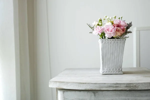 Nelkenblüte Zementtopf Auf Vintage Schrank Schlafzimmer — Stockfoto