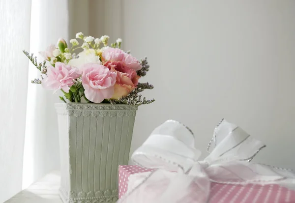 Cravo Flor Vaso Cimento Caixa Presente Rosa Armário Vintage Quarto — Fotografia de Stock