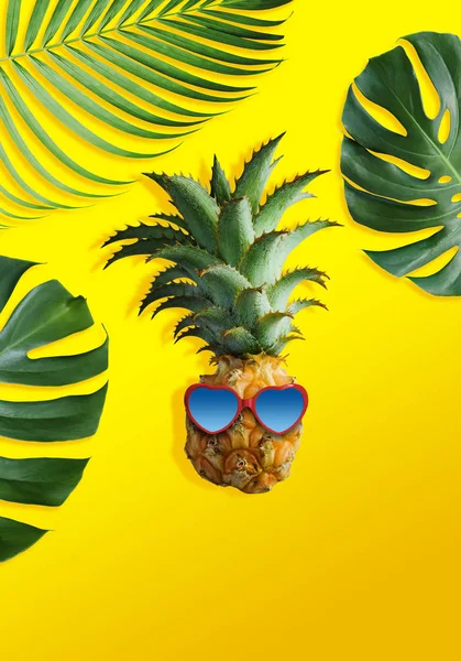 Ananas Med Solglasögon Och Tropiska Löv Gul Bakgrund Sommaren Koncept — Stockfoto