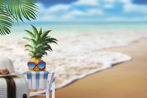 菠萝在椅子在海滩与拷贝空间夏天概念 — 图库照片