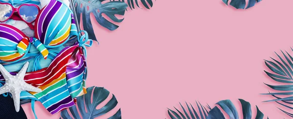 Színes Bikini Csomagtér Rózsaszín Háttér Nyári Koncepció Trópusi Levelekkel Ruhák — Stock Fotó