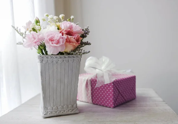 Oeillet Fleur Pot Ciment Boîte Cadeau Rose Sur Armoire Vintage — Photo