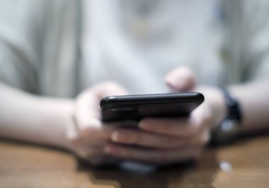 Genç kadın cep telefonu kullanıyorsunuz