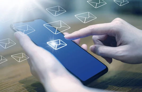 Zakenvrouw Verzenden Sms Mail Marketing Met Behulp Van Mobiele Telefoon — Stockfoto