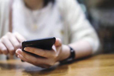 Genç kadın cep telefonu kullanıyorsunuz