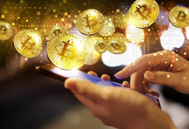 İş kadını altın bitcoin gece City ile cep telefonu kullanarak
