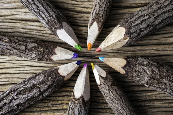 나무 배경 색깔 연필의 팀워크 개념 — 스톡 사진