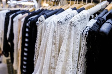 Gece Pazarı'na asılan giysilerle satırı