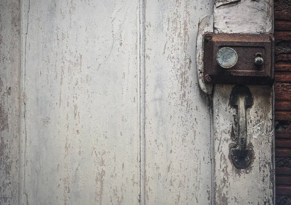 나무 대 문에 오래 된 녹슨 자물쇠 — 스톡 사진