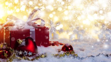 Kar ile Noel ve yeni yıl için bokeh arka plan üzerinde kırmızı hediye kutusu