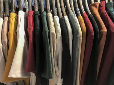 Kadın T-shirt üzerine ahşap askı