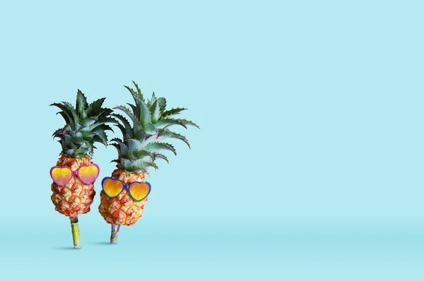 Minimal sommaren konceptdesign ananas bär solglasögon på blå bakgrund — Stockfoto