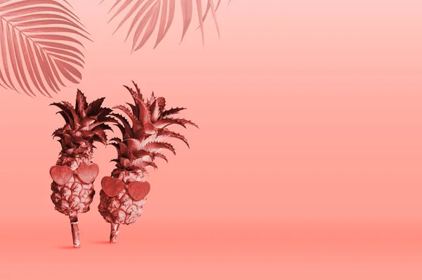 Design Conceito Tropical Verão Abacaxi Usando Óculos Sol Pantone Color — Fotografia de Stock