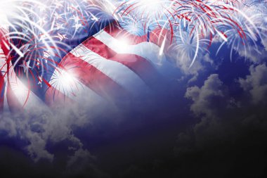 ABD 4 Temmuz Bağımsızlık Günü'nde mavi gökyüzünde havai fişek ile Amerikan bayrağı arka plan