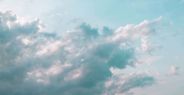 Bulut arka plan ile yeşil nane rengi gökyüzü