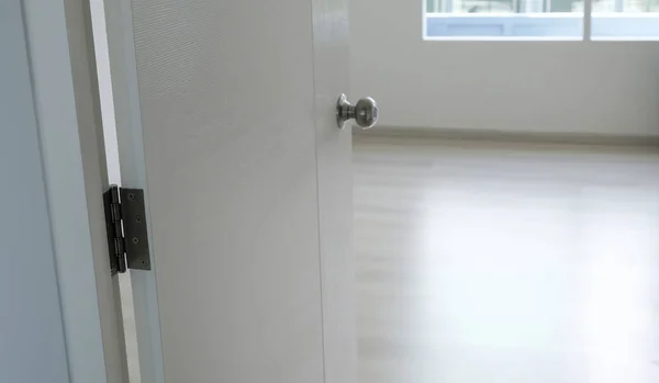 Die leere Zimmertür im neuen Zuhause öffnen — Stockfoto