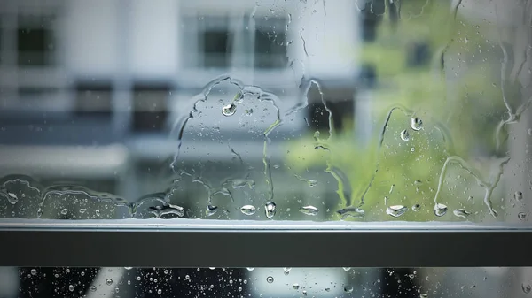 Gota de lluvia de agua en la ventana en casa — Foto de Stock