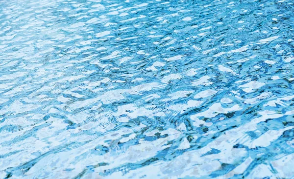 Ola de agua en el fondo de la piscina — Foto de Stock