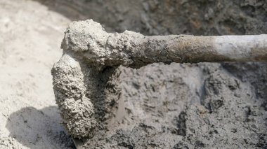  İnşaat alanında beton tepsisinde güneş ışığı ile çapa ve çimento sıva