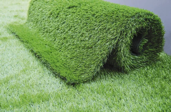 Искусственная трава в саду — стоковое фото