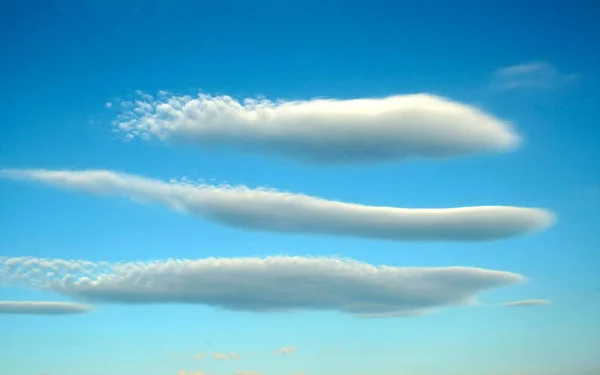 Beaux Nuages Dans Ciel Bleu — Photo