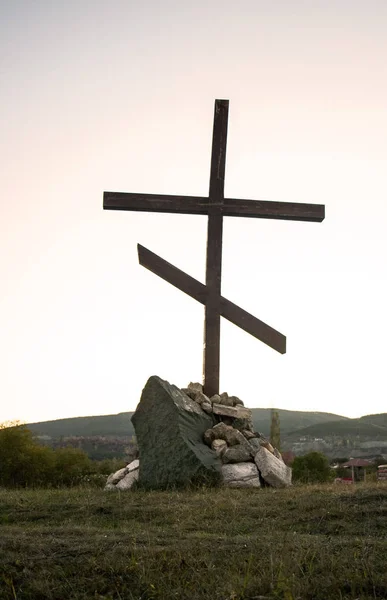 Eski Ortodoks çapraz yüksek bir dağın üzerinde