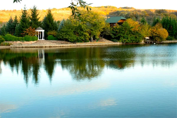 çardak ve banklar olan kişiler için bakımlı Gölü