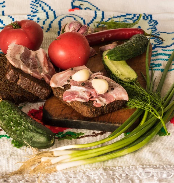 Ukrayna ulusal ürün pastırması siyah ekmek üzerine sarımsaklı havlu.