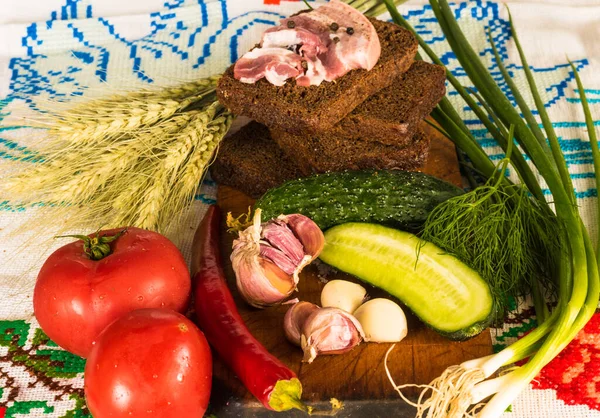 Ukrayna ulusal ürün pastırması siyah ekmek üzerine sarımsaklı havlu.