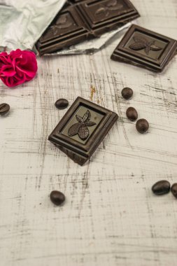 Acı çikolata insan beyni için mükemmel bir uyarıcıdır, aynı zamanda soğuk algınlığına karşı iyi bir önleyicidir. Buna ek olarak, bu lezzette de bulunan stearik asit, kan damarlarını temizler..