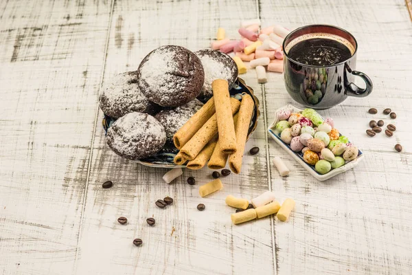 Kahve ve süslemeli yumuşak kurabiyeler ve eski model biblolar.