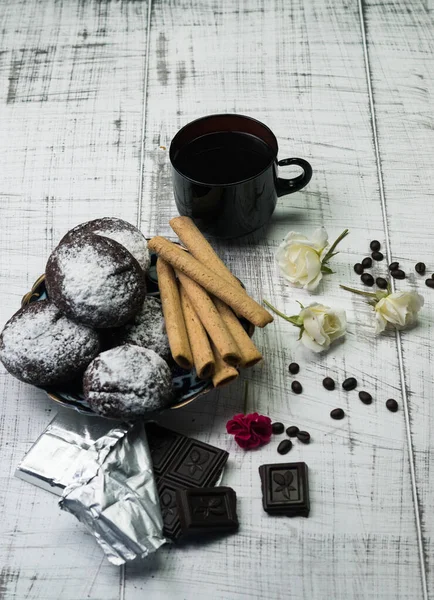 Kahve ve süslemeli yumuşak kurabiyeler ve eski model biblolar.