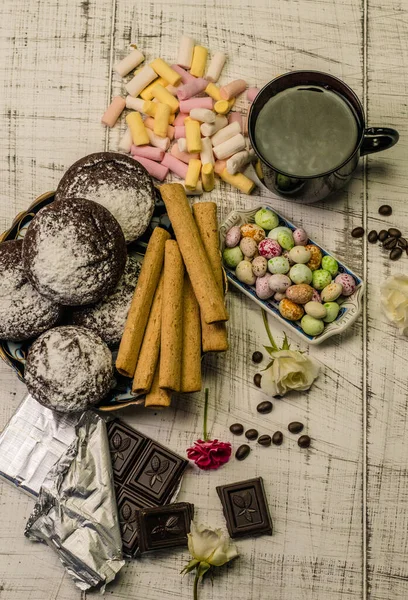 Kahve ve süslemeli yumuşak kurabiyeler ve eski model biblolar.