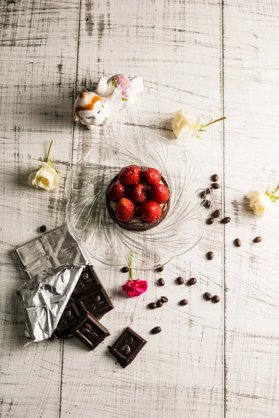 Kahveli çilekli tatlı ve sabah çikolatalı, çiçekli kahvaltı.