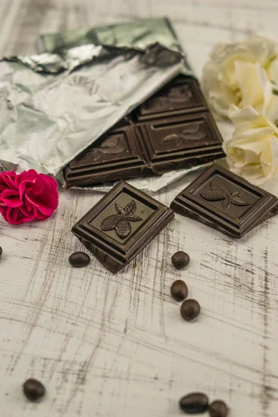 Acı çikolata insan beyni için mükemmel bir uyarıcıdır, aynı zamanda soğuk algınlığına karşı iyi bir önleyicidir. Buna ek olarak, bu lezzette de bulunan stearik asit, kan damarlarını temizler..