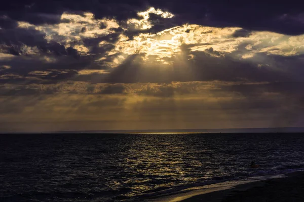 Kırım sahili üzerinde güzel bir gün batımı