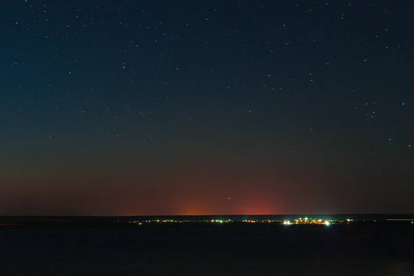 Şehrin gece ışıkları Karadeniz kıyısında duruyor.