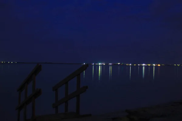 Şehrin gece ışıkları Karadeniz kıyısında duruyor.