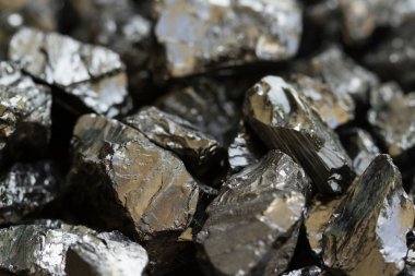 Siyah kömür madeni yakın çekim yumuşak odak. Antrasit kömür çubuğu koyu arka plan üzerinde