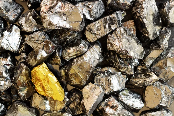 Ham Kömür Nuggets Yakın Çekim Arka Plan Üzerinde Altın Bar — Stok fotoğraf