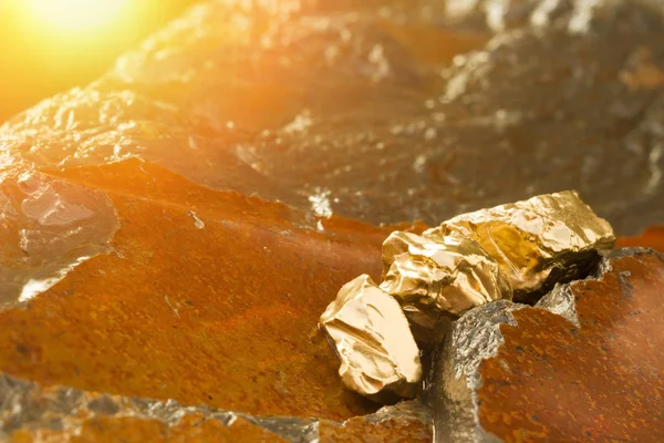 Čistá zlatá Ruda nalezena v dole na mokrém kameni u řeky. Zlatý bar v přírodě s lesklým slunečním světlem zblízka. Image konceptu úspěchu a investování. — Stock fotografie