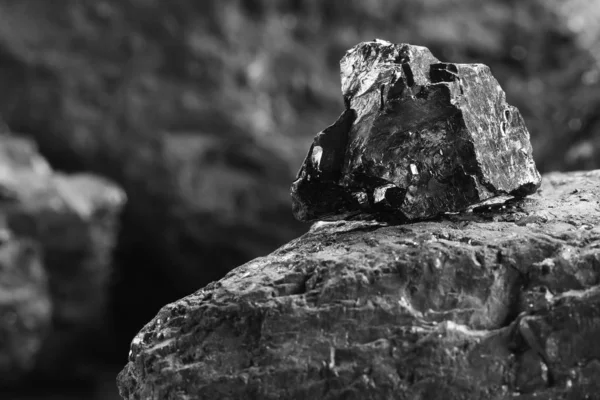 Gros plan de la mine de charbon noir avec mise au point douce. Barre de charbon anthracite sur fond sombre. Barres de charbon noir naturel pour le fond. Pépites industrielles de charbon de près Image En Vente