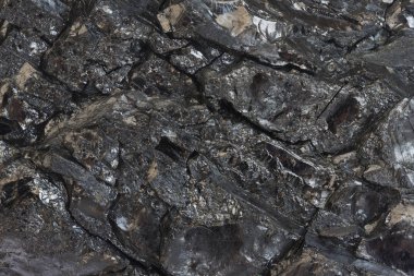 Kömür madeninin yakın çekim görüntüsü. Çiğ kömür cevheri yüzeyi yakın plan. Arka plan için doğal siyah kömür çubuğu. Endüstriyel kömür külçeleri.