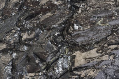 Kömür madeninin yakın çekim görüntüsü. Çiğ kömür cevheri yüzeyi yakın plan. Arka plan için doğal siyah kömür çubuğu. Endüstriyel kömür külçeleri.
