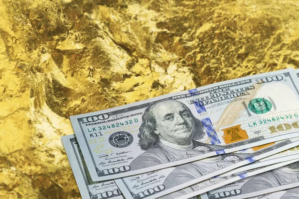 100 dolarových bankovek na zlatý důl zblízka. Koncept těžebního průmyslu s dolary a zlatem — Stock fotografie